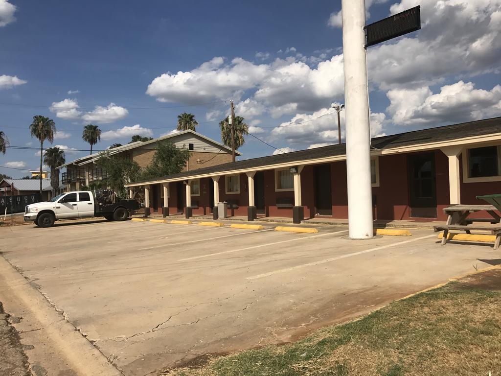 Village Inn Cotulla Buitenkant foto