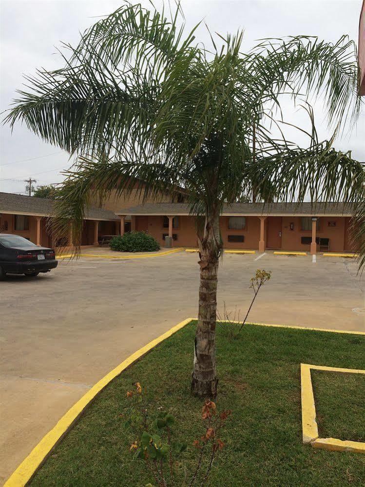 Village Inn Cotulla Buitenkant foto