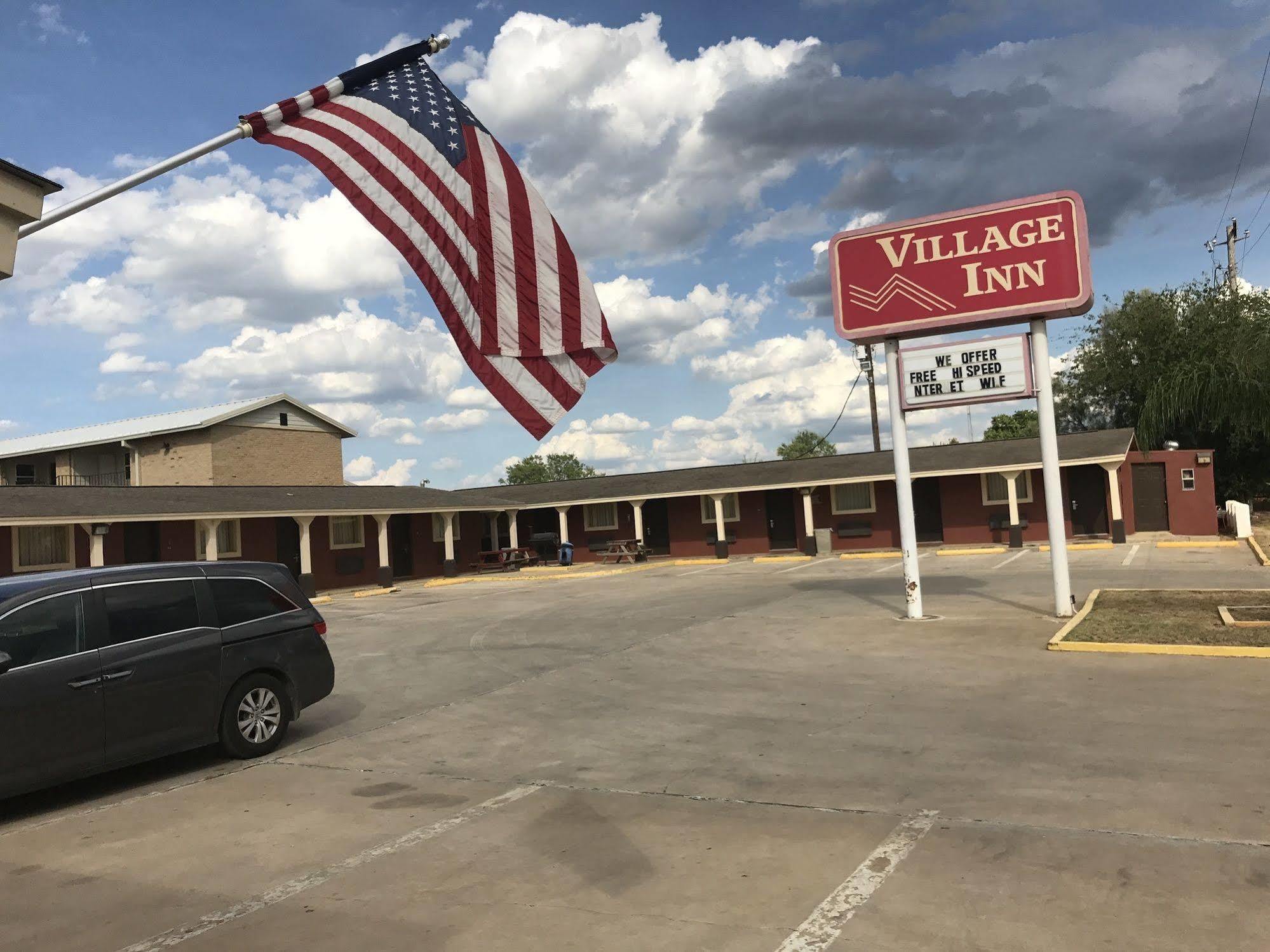 Village Inn Cotulla Buitenkant foto